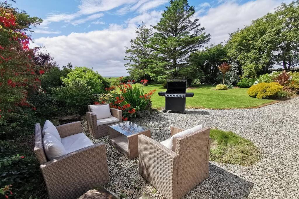 Cosy, Coastal Retreat With A Large Garden Villa Monreith Bagian luar foto